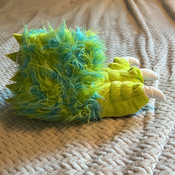 Men’s size 4 to 7 and Women’s size 5 to 8 monster claw green fuzzy slippers. - Picture 5 of 9